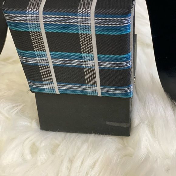 Colors by Alexander Julian - Picture 4 of 5